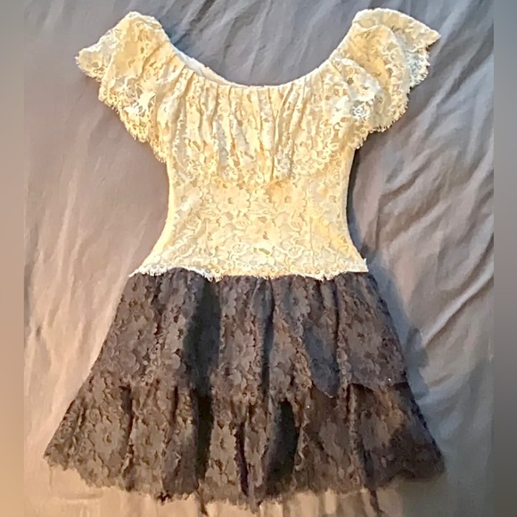 1980s Vintage Bill Blass Lace Dress - Picture 2 of 4